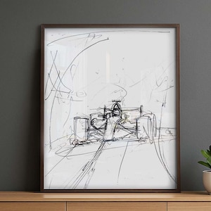 Könnte beinhalten: Gerahmte Schwarz-Weiß-Skizze eines Rennwagens. Das Kunstwerk zeichnet sich durch einen minimalistischen Stil mit lockeren Linien aus, die sich auf die Form des Fahrzeugs konzentrieren. Der Rahmen ist dunkelbraun, und das Kunstwerk wird auf einer Holzoberfläche präsentiert.