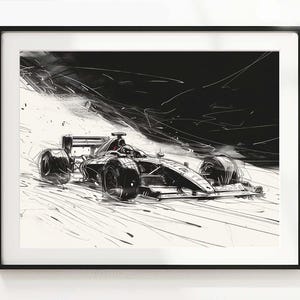 Puede incluir: Boceto en blanco y negro de un coche de carreras de Fórmula 1 en movimiento, enmarcado en un marco negro. La obra captura la velocidad y el dinamismo del vehículo con líneas y sombreados audaces. El coche es el punto focal, sobre un fondo contrastante.