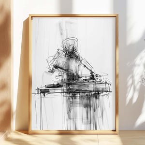 Puede incluir: Impresión artística en blanco y negro de un DJ en acción. La obra presenta un estilo de boceto, enmarcada en madera. El DJ está detrás de una mesa con tocadiscos, creando una sensación de dinamismo.
