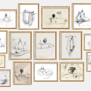 Op de afbeelding: Een galerijwandset van veertien ingelijste schetsen in houtskoolstijl met badkamertaferelen, waaronder figuren in badkuipen, hangende handdoeken en zeepdispensers, allemaal in bijpassende goudkleurige rechthoekige lijsten op een lichte achtergrond.