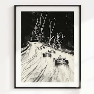 Puede incluir: Impresión en blanco y negro enmarcada de coches de carreras a alta velocidad en una pista nocturna. La obra de arte captura el movimiento dinámico de una carrera, con rastros de luz. La imagen es una ilustración monocroma.