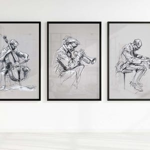 Può includere: Tre illustrazioni incorniciate in nero di musicisti che suonano strumenti. La prima illustrazione mostra una persona che suona il violoncello. La seconda illustrazione mostra una persona che suona la tromba. La terza illustrazione mostra una persona che suona il pianoforte.