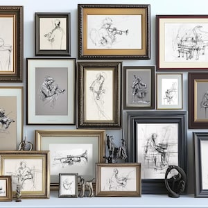 Op de afbeelding: Een wandgalerij met ingelijste zwart-wittekeningen van muzikanten die verschillende instrumenten bespelen. De tekeningen zijn in verschillende formaten en stijlen en zijn op een visueel aantrekkelijke manier gerangschikt.