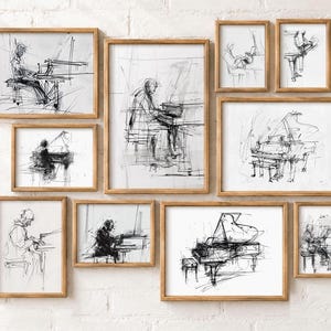 Pode incluir: Uma composição de parede com nove impressões artísticas emolduradas, apresentando esboços a tinta preta de pessoas tocando pianos de cauda. Cada peça está inserida numa moldura de madeira clara, exibindo várias perspetivas de músicos.