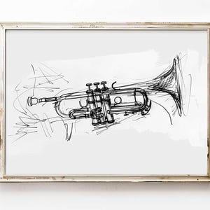Op de afbeelding: Zwart-witte schets van een trompet in een witte lijst. Het muziekinstrument is getekend met dikke lijnen, die de rondingen en details benadrukken. De achtergrond bevat abstracte krabbels, wat het kunstwerk dynamischer maakt.