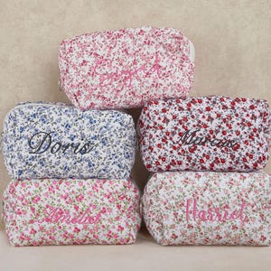 Benutzerdefinierte Brautjungfer Make-up Tasche mit gestickten Namen, Blumen Kosmetiktasche für Mädchen, Weihnachtsüberraschung, benutzerdefinierte Kosmetiktasche, Brautgeschenk