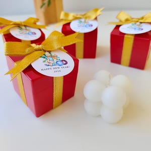 Bomboniere di candele di Natale, bomboniere di Natale all'ingrosso, regalo per la tavola di Capodanno, decorazioni personalizzate per le feste, regalo di candele di Natale 2025, candela a forma di albero di pino