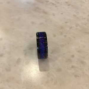 Schwarzer Keramikring mit Neon Sea Crushed Opal Inlay