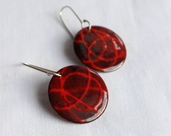 Boucles d’oreilles au pochoir, Émaux rouges et noirs, Argent sterling et cuivre, Boucles d’oreilles à disque