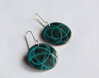 Boucles d’oreilles pendantes rondes émaillées, émaux turquoise et noir Argent sterling et cuivre, Boucles d’oreilles au pochoir