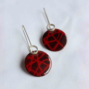 Drawnwork earrings in Red and black enamels made of Sterling Silver and copper
