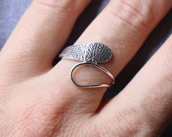 Gotas ring with texture - Sterling silver - Made to order in your size - Patina