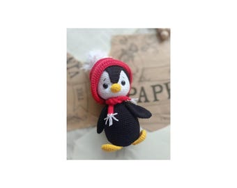 Jouet pour bébé fait main pingouin Amigurumi en combinaison au crochet