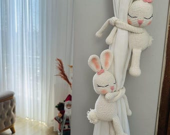 Sujetador de cortina de conejito amigurumi, decoración infantil de ganchillo.