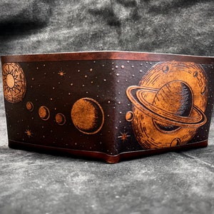 Cartera de cuero espacial, cartera del planeta Saturno, cartera minimalista celestial hecha a mano