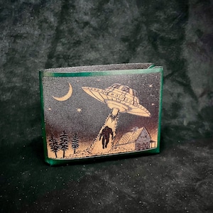 Cartera de cuero con abducción de un pie grande extraterrestre (OVNI) - Objeto volador no identificado (OBI)
