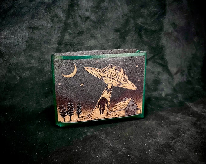 UFO alien Sasquatch abduction leather wallet - Extraterrestrial sasqach abduction unidentified flying object