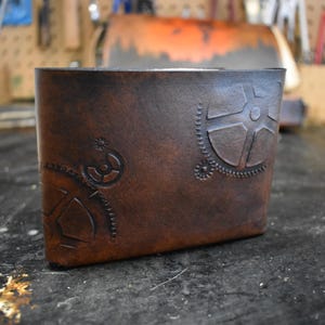 Cartera de cuero steampunk con engranajes, hecha a mano y estampada con engranajes de reloj.