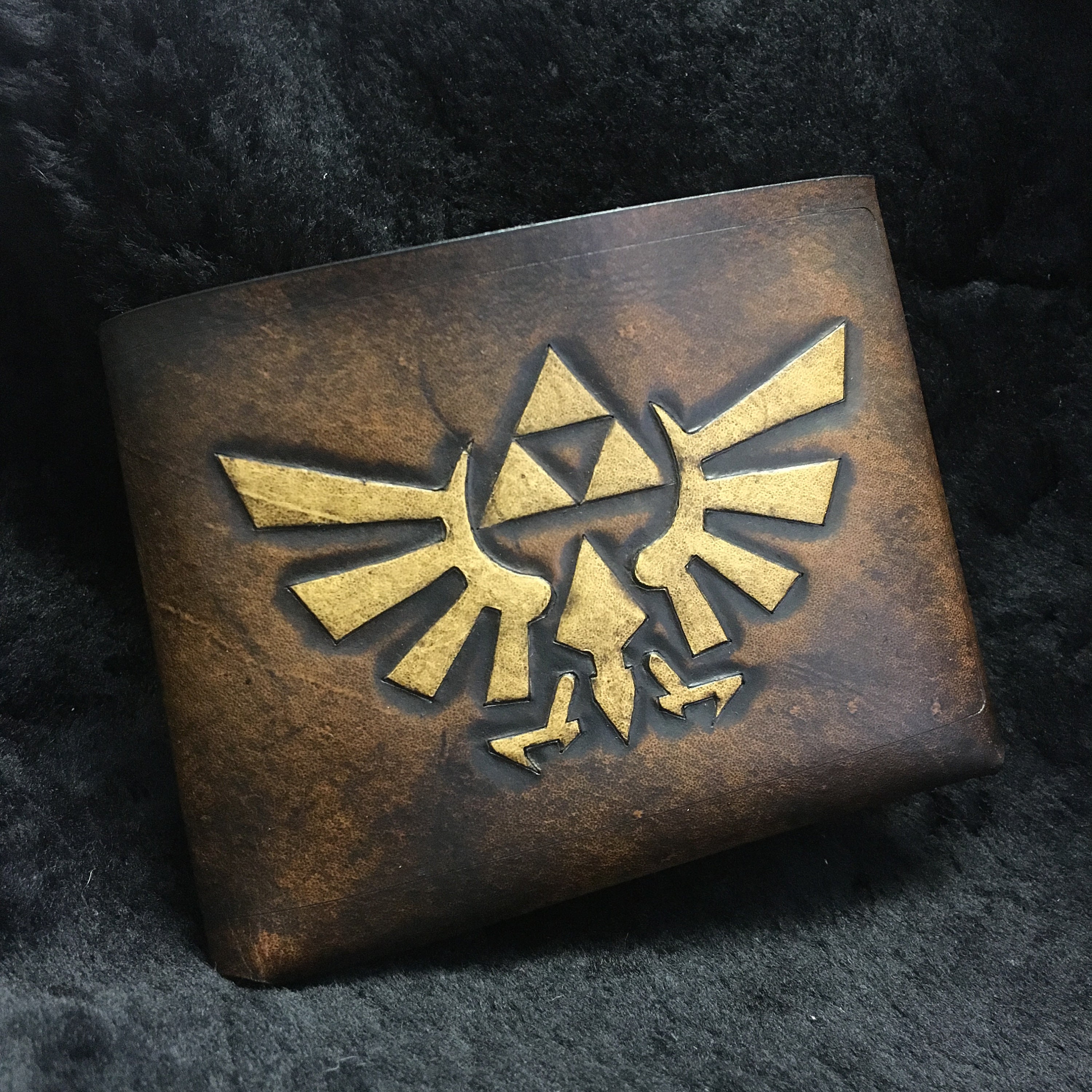  Men's 3D Genuine Leather Wallet, Hand-Carved, Hand-Painted,  Leather Carving, Custom wallet, Personalized wallet, Triforce and Holy  Relics, Legend of Zelda, Ocarina of Time Spiritual Stones : Handmade  Products