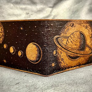 Cartera minimalista de cuero con diseño espacial, cartera con el planeta Saturno, cartera minimalista celestial hecha a mano.