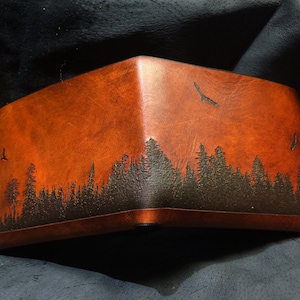 Cartera de cuero con silueta de bosque