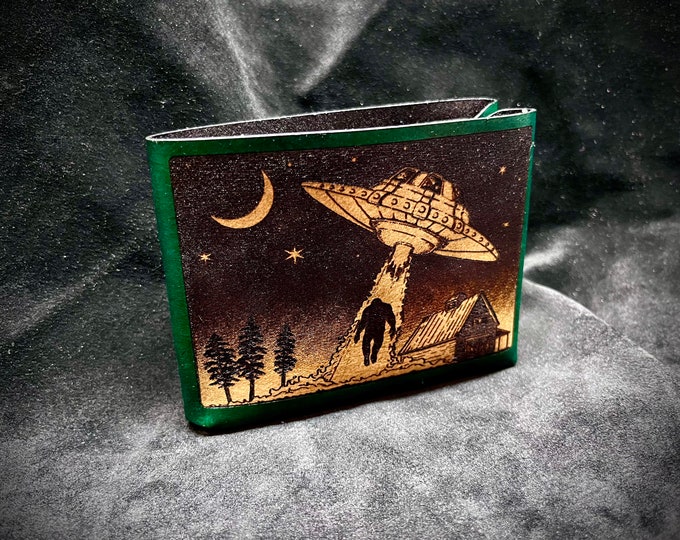 UFO alien Sasquatch abduction leather wallet - Extraterrestrial sasqach abduction unidentified flying object, license slot version