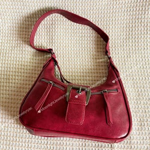 Sac à boucle en cuir rouge bordeaux
