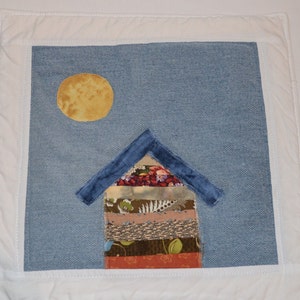 Crazy Town Scrappy Cottage 'Through the Window' Mini Quilt Mug Rug or Coaster Bild 4