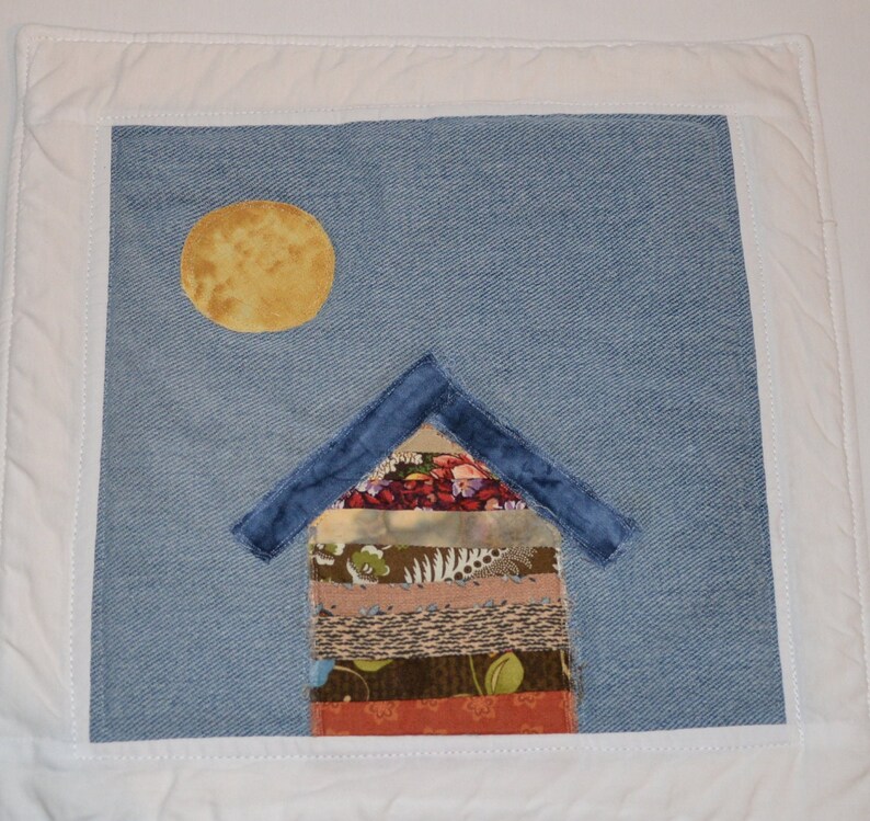 Crazy Town Scrappy Cottage 'Through the Window' Mini Quilt Mug Rug or Coaster Bild 4