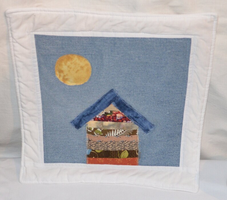 Crazy Town Scrappy Cottage 'Through the Window' Mini Quilt Mug Rug or Coaster Bild 7