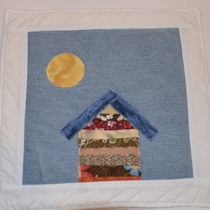 Crazy Town Scrappy Cottage 'Through the Window' Mini Quilt Mug Rug or Coaster Bild 2