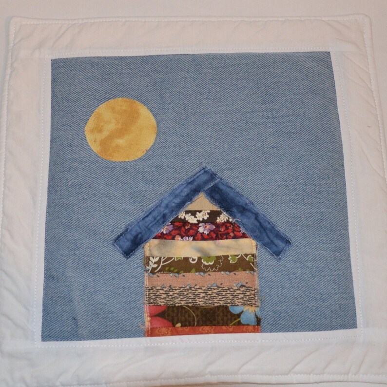 Crazy Town Scrappy Cottage 'Through the Window' Mini Quilt Mug Rug or Coaster Bild 2