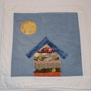 Crazy Town Scrappy Cottage 'Through the Window' Mini Quilt Mug Rug or Coaster Bild 3