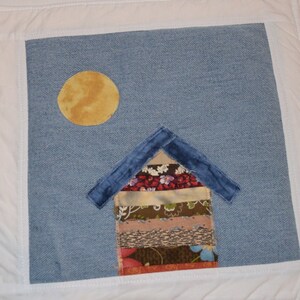 Crazy Town Scrappy Cottage 'Through the Window' Mini Quilt Mug Rug or Coaster Bild 1