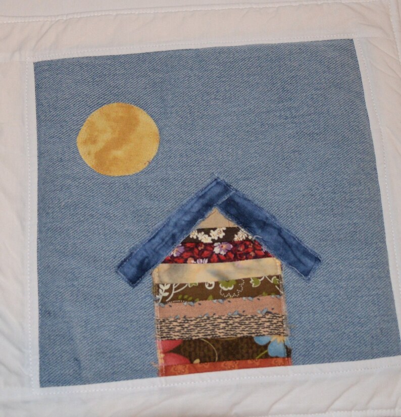 Crazy Town Scrappy Cottage 'Through the Window' Mini Quilt Mug Rug or Coaster Bild 1