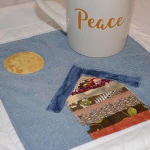 Crazy Town Scrappy Cottage 'Through the Window' Mini Quilt Mug Rug or Coaster Bild 6