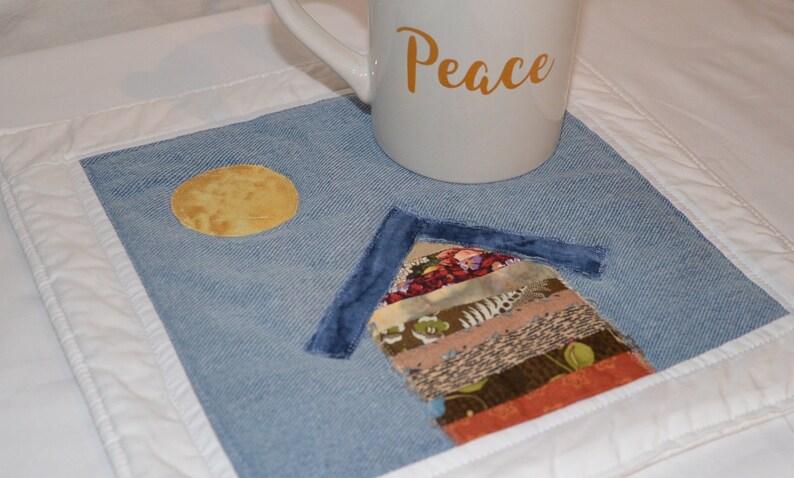 Crazy Town Scrappy Cottage 'Through the Window' Mini Quilt Mug Rug or Coaster Bild 6