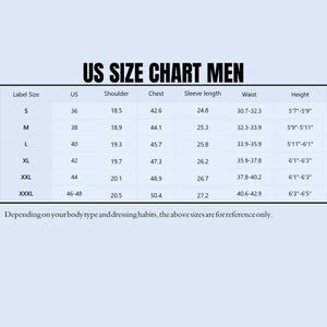 K&ouml;nnte beinhalten: US-Gr&ouml;&szlig;entabelle f&uuml;r Herrenbekleidung mit Spalten f&uuml;r Etikettengr&ouml;&szlig;e, US-Gr&ouml;&szlig;e, Schulter, Brust, &Auml;rmell&auml;nge, Taille und K&ouml;rpergr&ouml;&szlig;e. Die Tabelle zeigt Gr&ouml;&szlig;en von S bis XXXL mit entsprechenden Ma&szlig;en in Zoll.