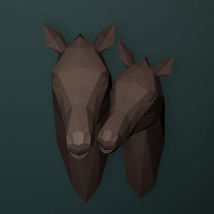 Puede incluir: Dos esculturas de pared con forma de cabeza de ciervo geométricas marrones. Las cabezas de ciervo están colocadas juntas, una ligeramente detrás de la otra. Las esculturas están hechas de formas angulares y poligonales, lo que les da una estética moderna y minimalista.