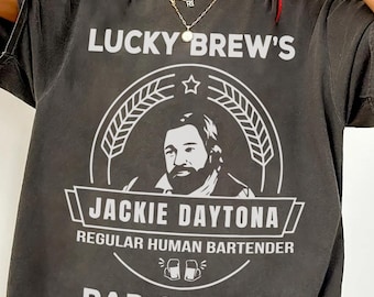 Camiseta Comfort Colors Jackie Daytona: O que fazemos nas sombras - Presente para fãs