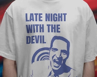 Comfort Colors Late Night with the Devil Shirt - Horrorfilm Liebhaber Geschenk