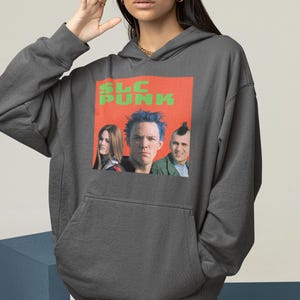Op de afbeelding: Een donkergrijze hoodie met een grafische print van een band genaamd "SLC PUNK". De bandleden zijn afgebeeld op de print, waarbij een lid blauw haar heeft.