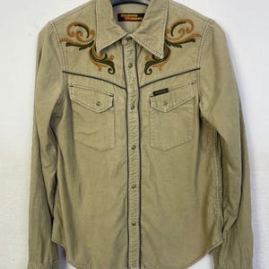 Camisas vintage histéricas e glamourosas com botões