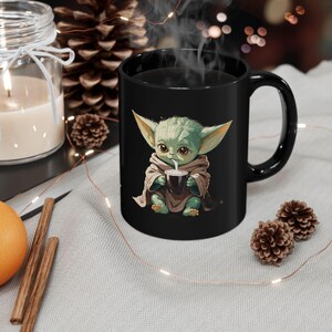 Taza de Baby Yoda, taza divertida de Star Wars, regalo para amantes del café, taza con diseño gráfico, regalo de The Mandalorian para fans de Star Wars imagen 2