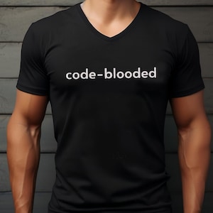Op de afbeelding: Zwart V-hals T-shirt met de witte tekst "code-blooded" over de borst. Het shirt is gemaakt van een zacht materiaal en heeft korte mouwen. Het shirt wordt door een persoon gedragen.