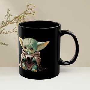 Taza de Baby Yoda, taza divertida de Star Wars, regalo para amantes del café, taza con diseño gráfico, regalo de The Mandalorian para fans de Star Wars imagen 4