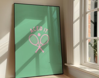 Lámina decorativa "Aced It" - Obra de arte imprimible con un juego de palabras atrevido y descarado sobre tenis - Póster de humor para adultos Tenniscore - Lámina deportiva divertida - Descarga digital