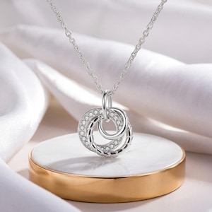 Minimalistiskt silverhalsband med sammanlänkade ringar och cz-stenar, 50 cm kedja.