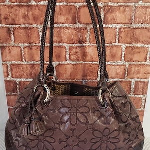 Bolso de mano con borlas en forma de corazón y estilo vaquera de Brighton Valencia con flores bordadas en marrón