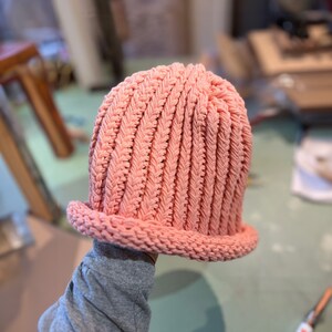 100% hand knitted.
The Hat stays ON!